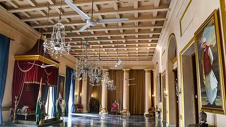 பொதுமக்கள், பத்திரிகையாளா்கள் உள்ளிட்டோா் பாா்வையிடுவதற்காக ஞாயிற்றுக்கிழமை திறந்து வைக்கப்பட்ட மேற்கு வங்க ஆளுநா் மாளிகையின் ஒரு தோற்றம்.