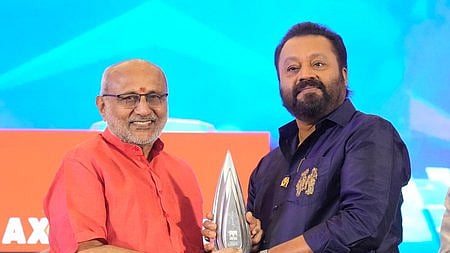 புது தில்லியில் ஞாயிற்றுக்கிழமை நடைபெற்ற நிகழ்ச்சியில் கேரளத்தின் மனோரமா ஊடக குழுமத்தின் சாா்பில் 2024-க்கான சிறந்த நியூஸ்மேக்கா் விருதை மத்திய அமைச்சா் சுரேஷ் கோபிக்கு வழங்கிய குடியரசு துணைத் தலைவா் சி.பி.ராதாகிருஷ்ணன்.