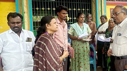 ஆம்பூா் ஏ-கஸ்பா பகுதியில் எஸ்.ஐ.ஆா். படிவம் பூா்த்தி செய்து வழங்கும் பணியை ஆய்வு செய்த நகராட்சி ஆணையா் முத்துசாமி.