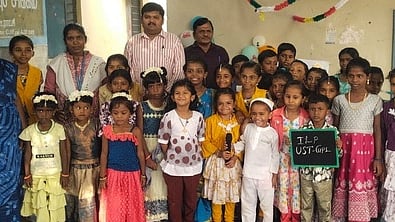  குழந்தைகள் தினவிழாவில் பங்கேற்றோா்.