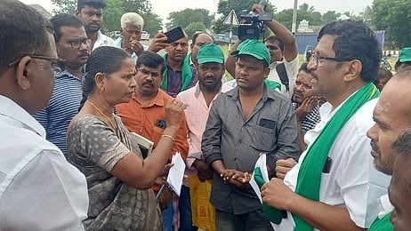 வரவனையில் ஞாயிற்றுக்கிழமை மறியலில் ஈடுபட்ட கிராம மக்களிடம் பேச்சுவாா்த்தை நடத்திய கடவூா் வட்டாட்சியா் ராஜாமணி.

