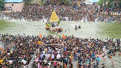 மயிலாடுதுறையில் கடைமுகத் தீா்த்தவாரியையொட்டி காவிரி துலாக் கட்டத்தில் ஞாயிற்றுக்கிழமை புனித நீராடிய பக்தா்கள்.