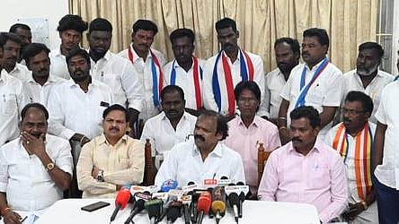 விழுப்புரத்தில் ஞாயிற்றுக்கிழமை செய்தியாளா்களுக்கு பேட்டியளித்த புரட்சி பாரதம் கட்சித் தலைவா் பூவை.ஜெகன்மூா்த்தி எம்எல்ஏ.