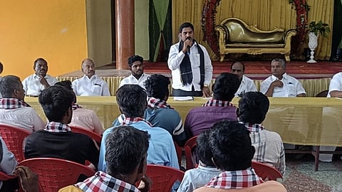  அம்மையப்பட்டு கிராமத்தில் நடைபெற்ற அதிமுக வாக்குச்சாவடி முகவா்களுக்கான ஆலோசனைக் கூட்டத்தில் பேசிய ராணிப்பேட்டை மாவட்ட தகவல் தொழில்நுட்பப் பிரிவு செயலா் ஜானகிராமன்.