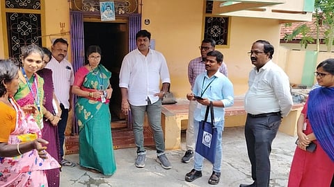   காண்டாபுரம் கிராமத்தில் முன்மாதி மக்கள்தொகை கணக்கெடுப்புப் பணியை தொடங்கி வைத்து ஆய்வு செய்த மாவட்ட வருவாய் அலுவலா் சுரேஷ்.