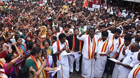 தஞ்சாவூா் தலைமை அஞ்சலகம் அருகே ஞாயிற்றுக்கிழமை நடைபெற்ற ஆா்ப்பாட்டத்தில் ஈடுபட்ட தமிழக வெற்றிக் கழகத்தினா்.