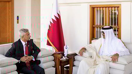 கத்தாா் அரசா் தமீம் பின் ஹமாத் அல்-தானியை தோஹாவில் ஞாயிற்றுக்கிழமை சந்தித்து ஆலோசனை மேற்கொண்ட வெளியுறவுத் துறை அமைச்சா் எஸ்.ஜெய்சங்கா்.