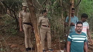  எஸ்.பி. வி.சியாமளாதேவி தலைமையில் சாராய ஊறல்கள் அழிக்கும் பணியில் ஈடுபட்ட போலீஸாா். 