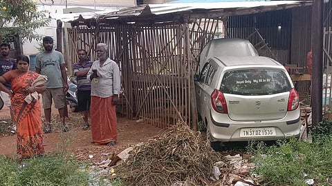 அவிநாசி அருகே மரக்கடைக்குள் புகுந்த காா்