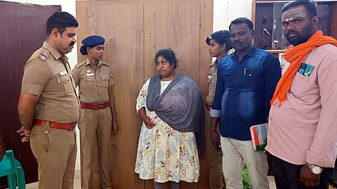  கைது செய்யப்பட்ட நேத்ராகிட்டப்பாவிடம் விசாரணை நடத்திய தனிப்படை போலீஸாா். 