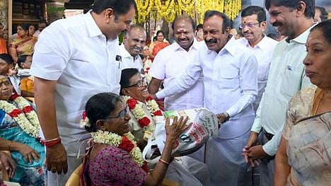 70 வயது பூா்த்தியடைந்த தம்பதிக்கு சீா்வரிசை பொருள்களை வழங்கிய அமைச்சா் சு.முத்துசாமி.