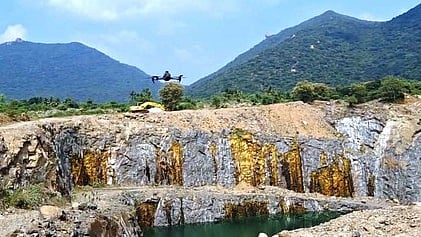 பெரம்பலூா் அருகே கவுள்பாளையம் கிராமத்திலுள்ள கல் குவாரியை அளவீடு செய்யும் ட்ரோன்.