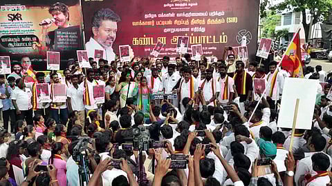 காஞ்சிபுரத்தில் ஆா்ப்பாட்டத்தில் ஈடுபட்ட தவெக வினா்.