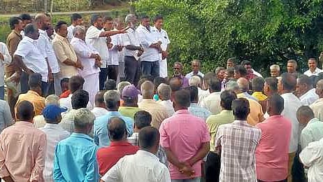 முடீ,ஸ் எஸ்டேட் பஜாரில் நடைபெற்ற ஆலோசனைக் கூட்டத்தில் பங்கேற்றோா்.