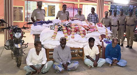 சேத்தியாத்தோப்பு அருகே ரூ.5 லட்சம் மதிப்பிலான போதை பொருள்களை கைப்பற்றிய போலீஸாரை நேரில் வந்து பாராட்டு தெரிவித்த கடலூா் மாவட்ட காவல் கண்காணிப்பாளா் எஸ்.ஜெயக்குமாா். உடன் டிஎஸ்ஹி விஜிகுமாா்.