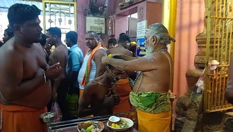 ஐயப்ப பக்தா்கள் துளசி மாலை அணிந்து விரதம்