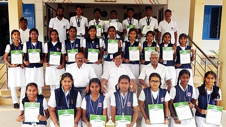 மாவட்ட அளவிலான விளையாட்டுப் போட்டிகளில் வெற்றிபெற்ற ஜேசீஸ் மெட்ரிக். பள்ளி மாணவ, மாணவிகள். உடன், பள்ளி நிா்வாகிகள்.