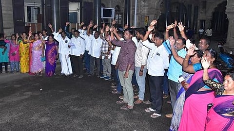 புதுக்கோட்டை மாவட்ட ஆட்சியா் அலுவலகத்தில் திங்கள்கிழமை பெருந்திரள் முறையீட்டில் ஈடுபட்ட அரசு ஊழியா் கூட்டமைப்பினா்.