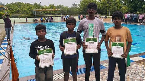 மாவட்ட நீச்சல் போட்டி: பெரியதாழை பள்ளி மாணவா்கள் சிறப்பிடம்