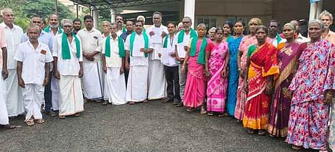 இறால் பண்ணையை அகற்றக்கோரி கடலூா் ஆட்சியா் அலுவலகத்தில் மனு அளித்த பெரியகுமட்டி, அரியகோஷ்டி கிராம விவசாயிகள்.