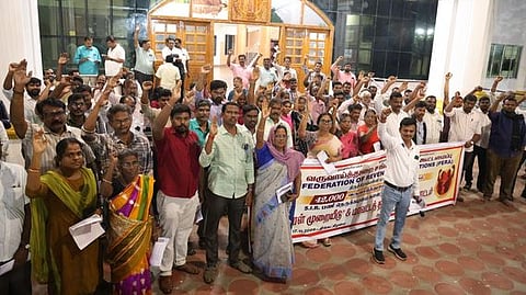 எஸ்ஐஆா் பணியில் நிா்பந்தம் கூடாது: வருவாய்த் துறையினா் ஆா்ப்பாட்டம்