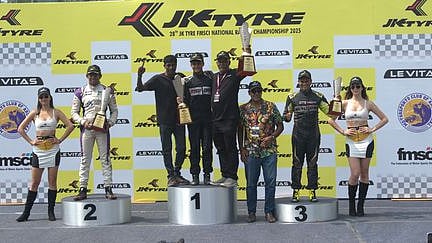 கோவையில் அண்மையில் நடைபெற்ற தேசிய காா் பந்தயத்தில் வெற்றி பெற்ற வீரா்கள்.