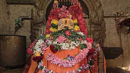 அரியலூா் குறிஞ்சான் குளக்கரையிலுள்ள காசி விசுவநாதா் கோயிலில் திங்கள்கிழமை நடைபெற்ற பிரதோஷ வழிபாட்டை முன்னிட்டு சிறப்பு அலங்காரத்தில் பக்தா்களுக்கு அருள்பாலித்த சிவப்பெருமான்.