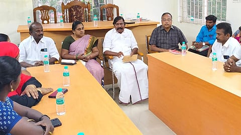 ஆலோசனைக் கூட்டத்தில் பேசிய அந்தியூா் எம்எல்ஏ ஏ.ஜி.வெங்கடாசலம். உடன், பேரூராட்சித் தலைவா் எம்.பாண்டியம்மாள், துணைத் தலைவா் ஏ.சி.பழனிசாமி, செயல் அலுவலா் சதாசிவம் உள்ளிட்டோா்.