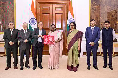 குடியரசுத் தலைவா் திரௌபதி முா்முவிடம் 16-ஆவது நிதிக்குழு அறிக்கையை திங்கள்கிழமை அளித்த குழுவின் தலைவா் அரவிந்த் பனகாரியா உள்ளிட்டோா்.