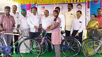 விலையில்லா மிதிவண்டிகள் அளிப்பு