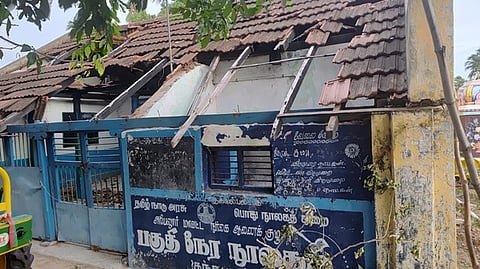 குந்தபுரத்தில் சேதமடைந்து காணப்படும் நூலக ஓட்டுக் கட்டடம்.