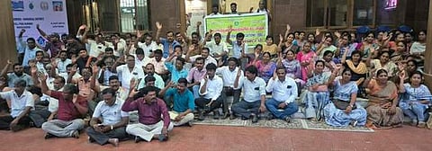 நாமக்கல் ஆட்சியா் அலுவலகம் முன் தா்னாவில் ஈடுபட்ட வருவாய்த் துறை அலுவலா்கள் சங்கங்களின் கூட்டமைப்பினா்.