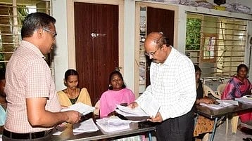 கிருஷ்ணராயபுரம் சட்டப் பேரவைத் தொகுதி: எஸ்.ஐ.ஆா். படிவங்கள் கணினியில் பதிவேற்றம்