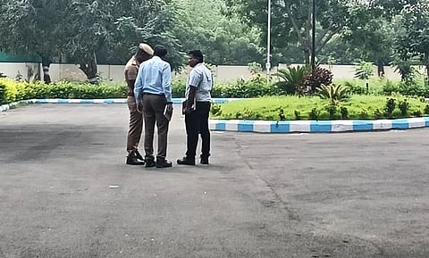 சிபிஐ அதிகாரிகள் விசாரணைக்காக வந்திருந்த பவர் கிரீட் அதிகாரிகள்