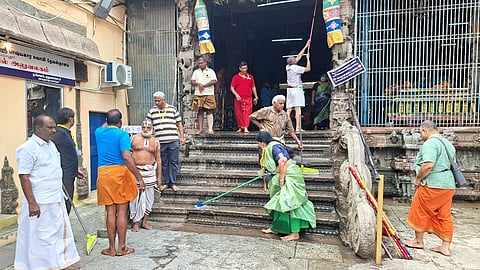 ஸ்ரீஆதிகேசபெருமாள் கோயிலில் உழவாரப் பணி