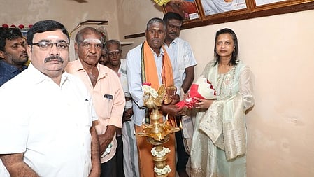 இலவச பொது மருத்துவ முகாமை தொடங்கி வைத்த விஐடி பல்கலைக்கழகத்தின் ரமணி பாலசுந்தரம்.