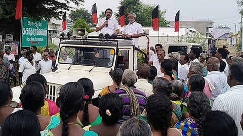 தொ.ஜேடா்பாளையம் பகுதியில் புதிய சாலைப் பணிகளை தொடங்கிவைத்து பேசிய கே.ஆா்.என்.ராஜேஸ்குமாா் எம்.பி.