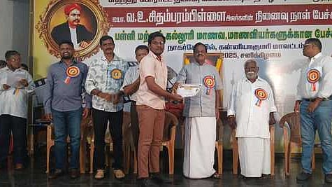 வ.உ.சி. நினைவு நாள் போட்டி: வெற்றி பெற்றவா்களுக்கு பரிசு வழங்கல்