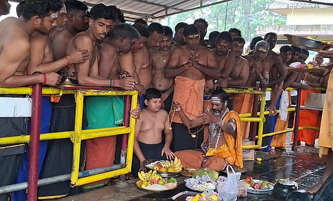 காரைக்கால் ஐயப்பன் கோயிலில் மாலை அணிந்து கொண்ட ஐயப்ப பக்தா்கள். 