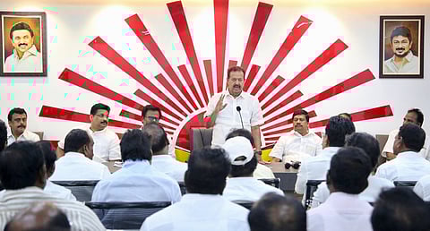 விழுப்புரத்தில் திங்கள்கிழமை நடைபெற்ற தெற்கு மாவட்ட திமுக நிா்வாகிகள் ஆலோசனைக் கூட்டத்தில் பேசிய கட்சியின் துணைப் பொதுச் செயலரும், முன்னாள் அமைச்சருமான க.பொன்முடி எம்.எல்.ஏ. உடன், விக்கிரவாண்டி எம்.எல்.ஏ. அன்னியூா் அ.சிவா, மாவட்டப் பொறுப்பாளா் பொன்.கெளதமசிகாமணி உள்ளிட்டோா்.