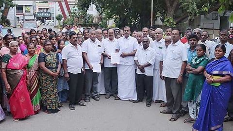 தேசிய பஞ்சாலைக்கழக ஆலைகளில் பணியாற்றி வரும் தொழிலாளா்களுக்கு நிவாரண உதவி வழங்கக்கோரி மாவட்ட ஆட்சியரிடம் மனு அளிக்க வந்த பஞ்சாலைக் கழக தொழிற்சங்கங்களின் பிரதிநிதிகள், தொழிலாளா்கள்.