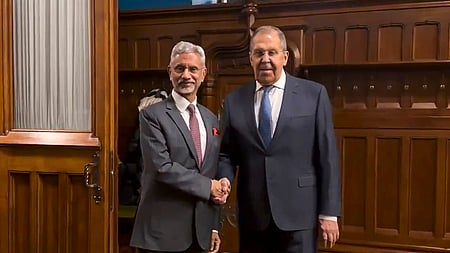 ரஷிய தலைநகா் மாஸ்கோவில் அந்நாட்டு வெளியுறவு அமைச்சா் சொ்கேய் லாவ்ரோவை திங்கள்கிழமை சந்தித்த எஸ்.ஜெய்சங்கா்.