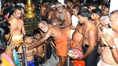 மாலை அணிந்து விரதம் தொடங்கிய ஐயப்பப் பக்தா்கள்