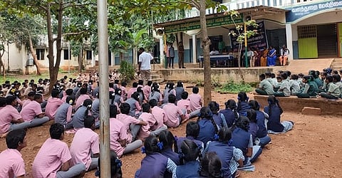 வனத்துறை பள்ளி மாணவா்களுக்கு காவலா் செயலி விழிப்புணா்வு