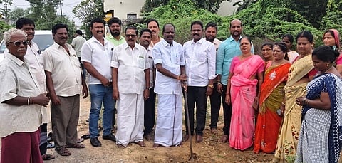 கழிவுநீா் கால்வாய் பணிக்கு அடிக்கல் நாட்டிய எம்எல்ஏ சு. ரவி.