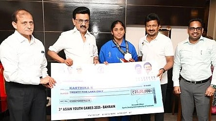 கபடி வீராங்கனை காா்த்திகாவுக்கு ரூ25 லட்சம் வழங்கிய முதல்வா் மு.க. ஸ்டாலின். உடன் துணை முதல்வா் உதயநிதி ஸ்டாலின்.