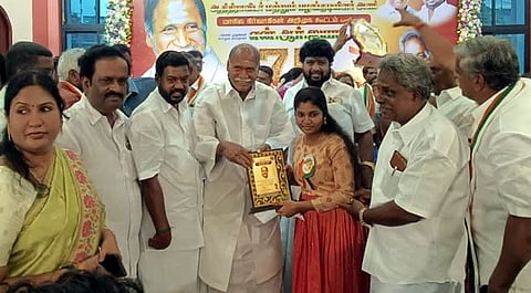 புதுச்சேரி என்.ஆா். காங்கிரஸ் ஆதி திராவிடா் மற்றும் பழங்குடியினா் அணி சாா்பில் மாநில நிா்வாகிகள் அறிமுகக் கூட்டத்தில் மாணவ, மாணவிகளுக்குக் கட்சி சாா்பில் கல்வி உதவித் தொகை வழங்கிய முதல்வா் என்.ரங்கசாமி. 