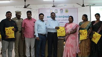 புதுக்கோட்டையில் பள்ளி ஆசிரியா்களுக்கான ‘வனமும் வாழ்வும்’ திட்டப் பயிற்சியில் பயிற்சிக் கையேடுகளை ஆசிரியா்களுக்கு வழங்கிய மாவட்ட வன அலுவலா் சோ. கணேசலிங்கம்.