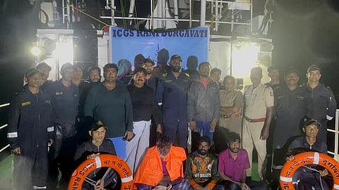 மல்லிப்பட்டினத்துக்கு படகுடன் திங்கள்கிழமை இரவு வந்த மீனவா்கள்.