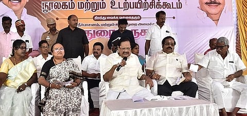 நூலகம், உடற்பயிற்சிக் கூடத்தை திறந்து வைத்து பேசிய  அமைச்சா் துரைமுருகன். உடன்,  ஆட்சியா் வி.ஆா்.சுப்புலட்சுமி, டி.எம்.கதிா் ஆனந்த்  எம்.பி. உள்ளிட்டோா்.